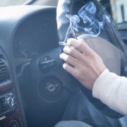 リース車でタバコを吸っても大丈夫？付着した汚れや臭いはどうするの？