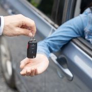 カーリース契約中の車は運転者が変わってもOK？途中で名義変更はできる？